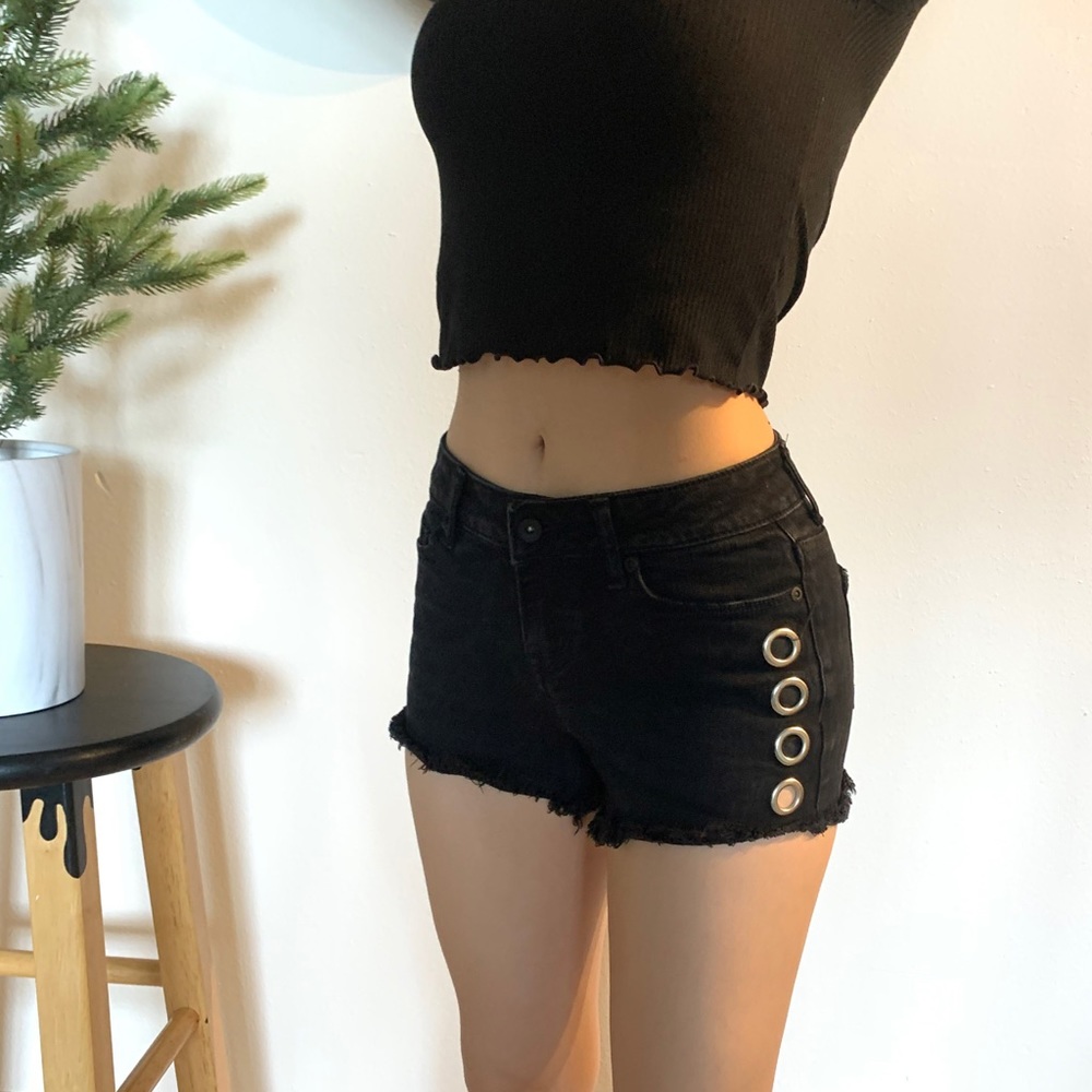 BLACKHEART Size0-2 Black Low Rise Shorts